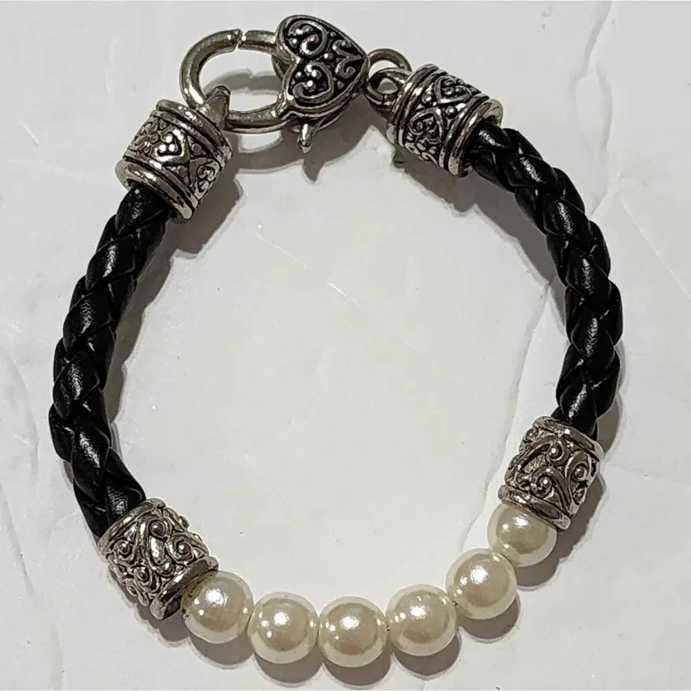 Vintage vibes chunky faux pearl and leather bracelet